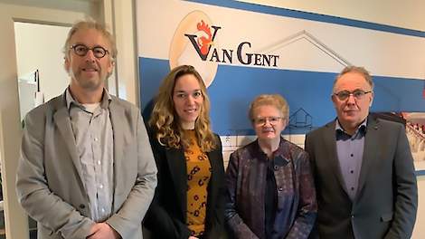 Van links naar rechts: Eigenaren Cor van de Ven en dochter Lotte van de Ven van de Vencomatic Group en voormalig eigenaren Netty van Gent en Teus van Gent.