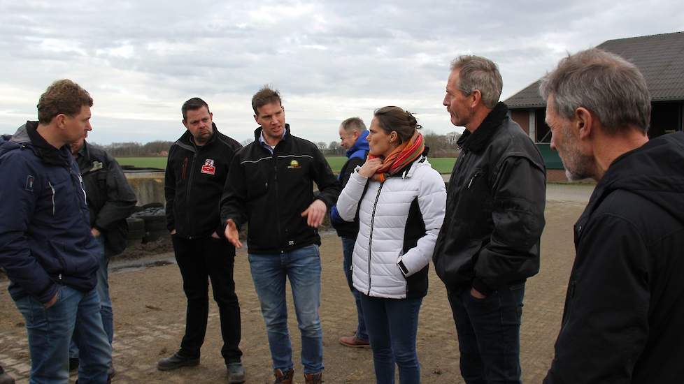 Jan-Willem Lammers (midden) van Groeikracht. Hij lichtte tijdens de bijeenkomst de BedrijfsWaterWijzer (BWW) toe tijdens de VKA-bijeenkomst voor loonwerkers.