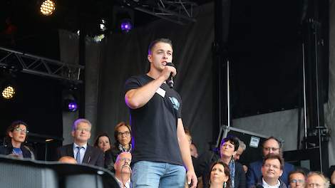 Misha Bouwer op het podium tijdens het protest van 1 oktober op het Malieveld in Den Haag (ZH).