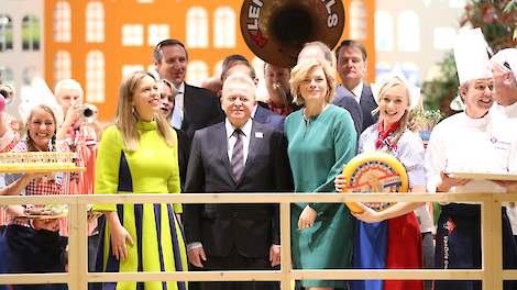 De Duitse en Nederlandse ministers van landbouw Julia Klöckner (derde van rechts) en Carola Schouten ontmoeten elkaar deze week op de Grüne Woche.