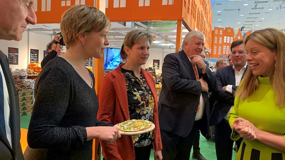 Van links naar rechts: Jos Goebbels (voorzitter COV), Linda Janssen (voorzitter POV), Varkenshoudster Ruth van der Haar. Op de voorgrond Carola Schouten.