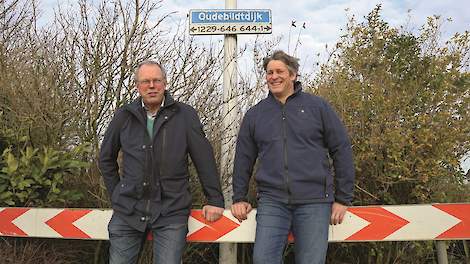 Akkerbouwers Teun de Jong (links) en Gerlof Rienks aan de Oudebildtdijk.