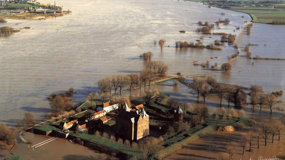 Luchtfoto van slot Loevestein tijdens het hoogwater in 1995.