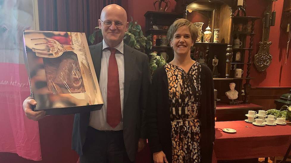 Minister Ferd Grapperhaus met het vleespakket en voorzitter Linda Janssen van de POV. De PvdD greep deze foto aan om Grapperhaus 'promotor van de vleesindustrie' te noemen.