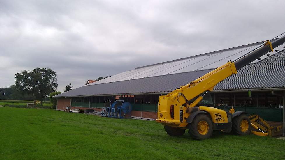 Stimuland helpt boeren onder andere bij een energietransitie. Op de foto worden zonnepanelen geplaatst bij melkveehouder Vehof in Zeldam.