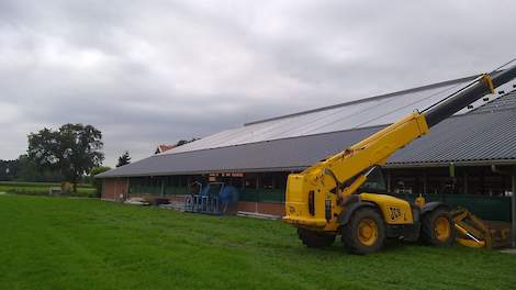 Stimuland helpt boeren onder andere bij een energietransitie. Op de foto worden zonnepanelen geplaatst bij melkveehouder Vehof in Zeldam.