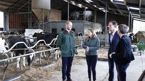 Minister-president Mark Rutte en minister van Landbouw, Natuur en Voedselkwaliteit Carola Schouten in de stal van maatschap Kuyt-Meihuizen.