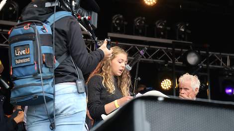 Grotentraast leest haar column voor op het podium tijdens het boerenprotest van 1 oktober op het Malieveld