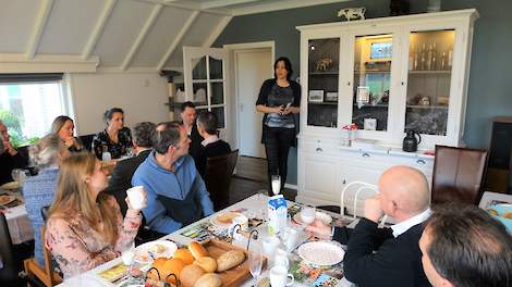 Karin van der Toorn (staand) spreekt spreekt boeren, vertegenwoordigers van natuurorganisaties en provinciale politici toe. Zij wilde hiermee landbouw en natuur dichter bij elkaar brengen.