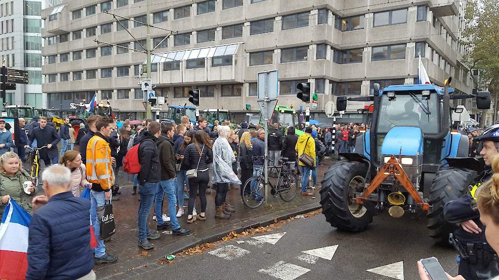 De boeren protesteerden eerder in Den Haag. Op de afbeelding komt een colonne trekkers aan in het centrum van de Hofstad nabij de Koekamp.