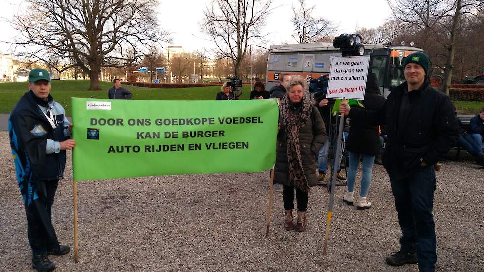 Konijnenhouder Henk Oonk uit het Gelderse Vragender was weer van de partij op het protest van 19 februari in Den Haag. Oonk staat links op de foto, gehuld in een vlag van Farmers Defence Force.