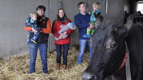 Trynke Buma-Reitsma met Bauke, Klaske Faasen met Hessel en Jos Faasen met Sybren. Op de voorgrond de jubilaris