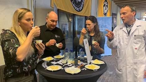 De prominentenjury keurt de kazen en de zuivel. V.l.n.r.: Vlogster Leoni Goudkuil, melkveehouder en bestuurslid Wilbert van der Post van Team Agro NL, Cindy van Turnhout van Boska en vicevoorzitter Cees Slob van de Bond van Boerderijzuivelbereiders.