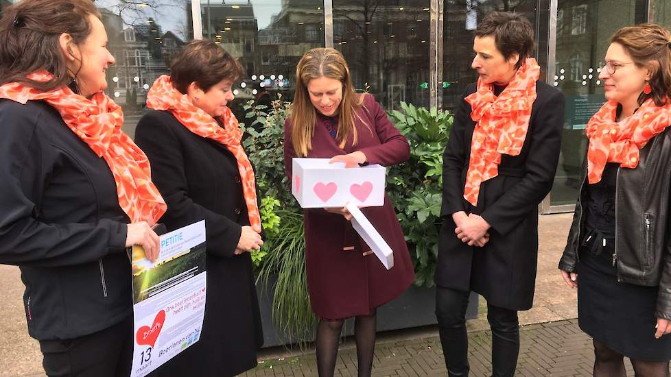 V.l.n.r. Miranda Nolten, Willemien Koning, minister Carola Schouten, Helma Vermue en Kristel Vanhommerig.