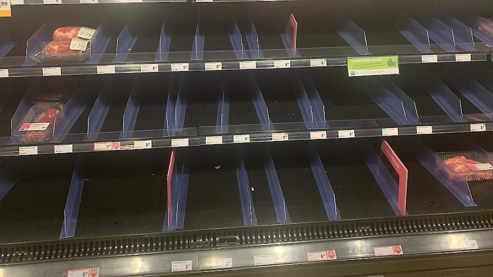 De schappen met varkensvlees zijn in de supermarkten sinds de Coronacrisis elke dag leeg.