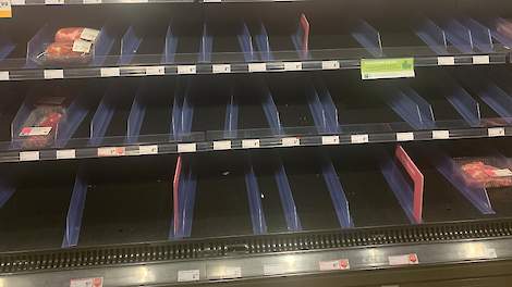 De schappen met varkensvlees zijn in de supermarkten sinds de Coronacrisis elke dag leeg.