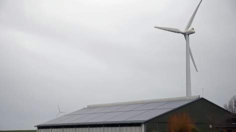 Windmolens en zonnepanelen op een ligboxenstal.