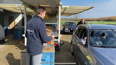 Overal in het land ontstaan spontane acties voor nieuwe manieren om aardappelen af te zetten, zoals de aardappeldrive van Kees van der Beek in 's Gravendeel (ZH).