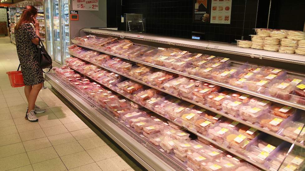 In de supermarktschappen van Albert Heijn ligt momenteel reguliere kip, gehouden in een stalomgeving met verrijkte dierenwelzijnsaspecten vanwege een tekort aan Goed Nest Kip (GNK) en andere conceptkip als gevolg van de coronacrisis.