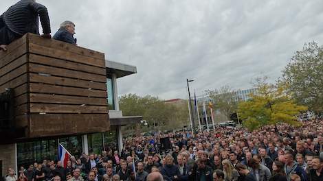 Gedeputeerde Gert Harm Ten Bolscher spreekt de menigte toe tijdens het boerenprotest bij het provinciehuis in Zwolle op 14 oktober 2019.