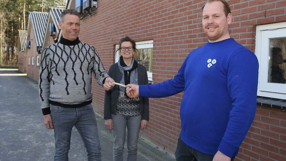 Sander Vetker neemt het bedrijf over van zijn ouders Frits en Erna Vetker-Wessels. Op de achtergrond hun vleeskuikenouderdierenbedrijf in Wierden (OV).