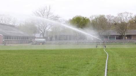 Beregenen van grasland al eerste helft april op melkveeproefbedrijf De Marke in Hengelo (GD).