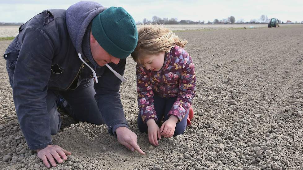 Ytzen Pieter van der Werff uit Oldebildtzijl (FR) en zijn dochter Janne Rixt komen even een kijkje nemen bij het uien zaaien.