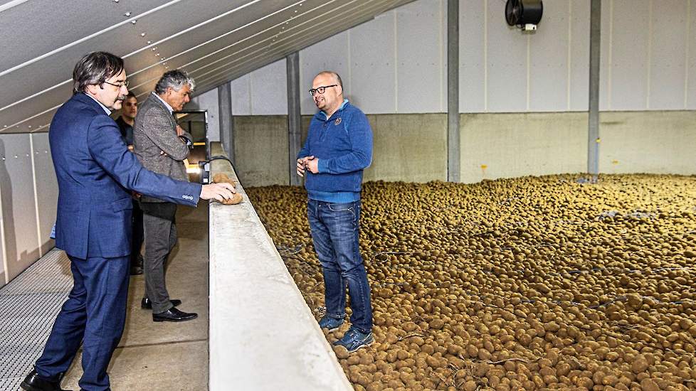 Gouverneur Theo Bovens (links) bezocht samen met LLTB voorzitter Léon Faassen het door de coronacrises getroffen aardappelbedrijf van Roger van Hoven (rechts) in Cadier en Keer.