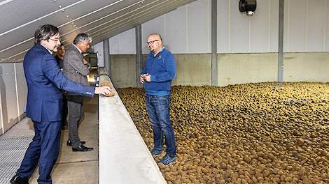 Gouverneur Theo Bovens (links) bezocht samen met LLTB voorzitter Léon Faassen het door de coronacrises getroffen aardappelbedrijf van Roger van Hoven (rechts) in Cadier en Keer.