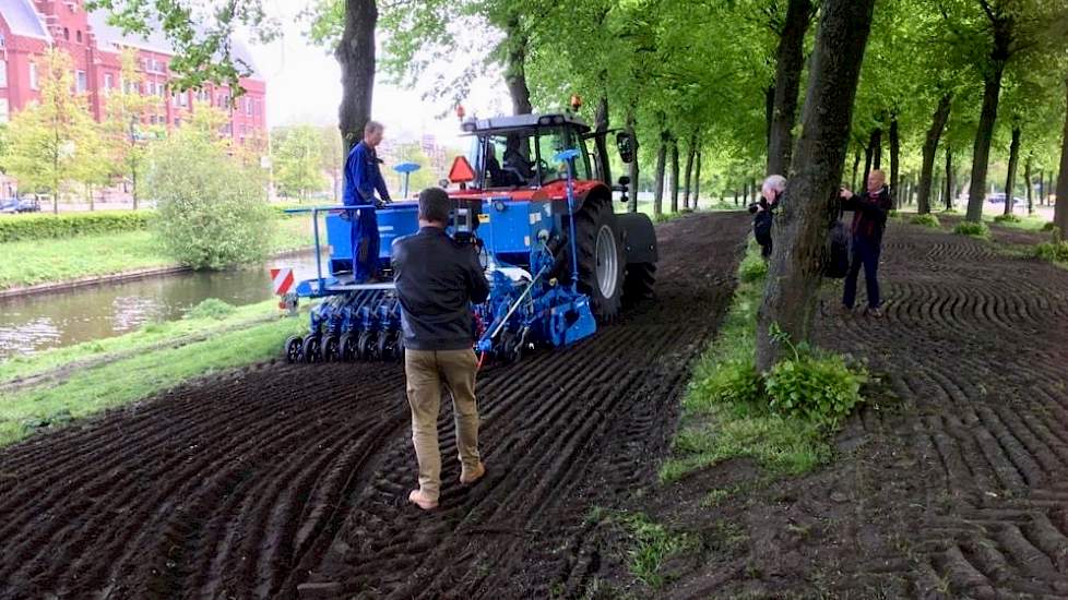 Nieuw gras wordt ingezaaid in de randen van het Malieveld.