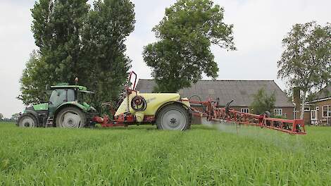 Archieffoto van gerst spuiten. Zie voor een foto van 'systeem-Edzes' onze regiobladen van 23 mei.