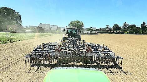 Pompoenen is een van de laatste gewassen die voor dit seizoen worden gezaaid. Loonwerker Vaessen uit Landgraaf zaaide deze week circa 30 hectare voor de biologisch akkerbouwer Volker Gauchel, wiens bedrijf is gelegen pal aan de grens bij Kerkrade. Het zaa