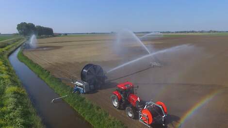 De droogte leidt volgens Kees Hanse tot grote problemen in Zeeland, waar akkerbouwers lang niet overal kunnen beregen of bevloeien met oppervlaktewater.