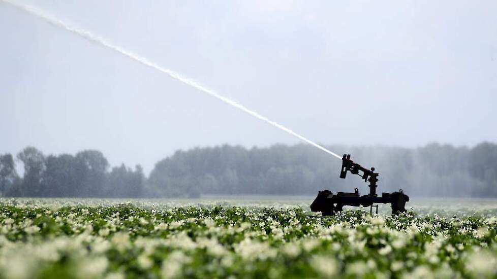 De waterschappen en Rijkswaterstaat nemen waar nodig maatregelen zoals regionale onttrekkingsverboden uit oppervlaktewater.