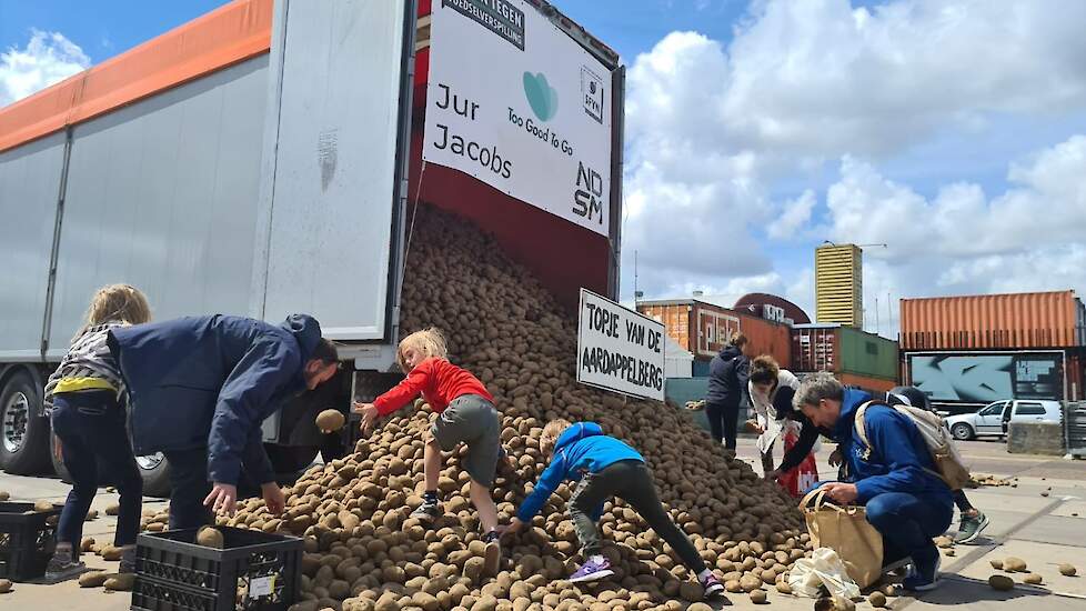 Bij een eerdere actie op 6 juni in Amsterdam zijn 20.000 kilo aardappelen gestort. Alle aardappelen waren binnen zes uur uitverkocht.