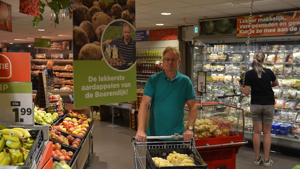 Henk Bakker levert jaarrond aardappelen aan supermarkten in zijn woonplaats Bergentheim, Hardenberg, Gramsbergen, Mariënberg en Sibculo.