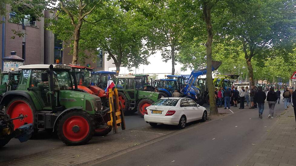 Protestactie in Leiden: Boeren doen aangifte tegen minister Schouten.