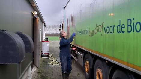 Lange spuitlans om tempexkevers in mestcontainer te bestrijden. Op achtergrond de ontsmettingspomp met voorraadvat.