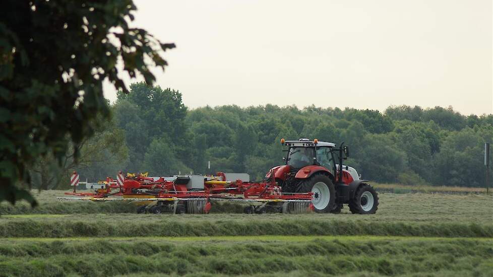 Case IH › Steyr CVT aan het harken | Trekkerweb.nl - Mechanisatienieuws voor de landbouw en groensector