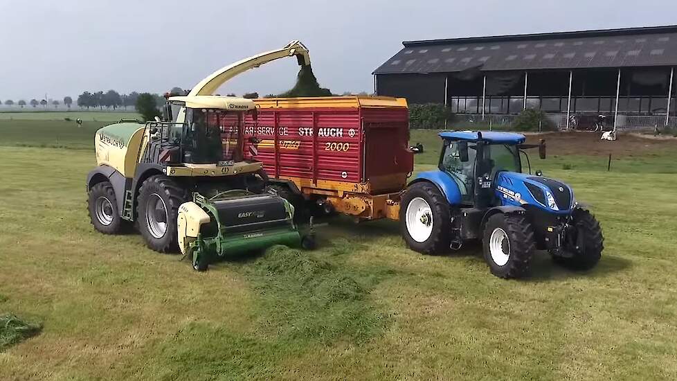 Krone Krone Big X In Het Gras Trekkerweb Nl Mechanisatienieuws Voor De Landbouw En