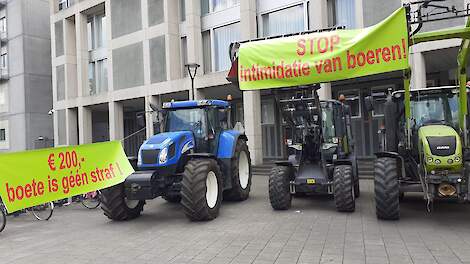 Boerden demonstreerden op vrijdag 19 juni bij de rechtbank in Arnhem. Ze willen dat dierenrechtenactivisten die inbreken in stallen zwaarder worden gestraft.