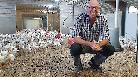 Jan van Gorp van zorgboerderij 't Spiek in zijn scharrelvleeskuikenstal.