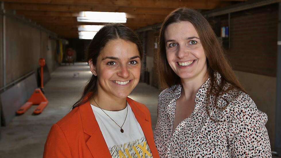 Judith (l) en Ilse Verhoijsen kochten samen een varkensbedrijf in Horst (L.).