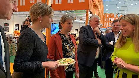 Carola Schouten (rechts), vorig jaar in het Holland Paviljoen op de Grüne Woche