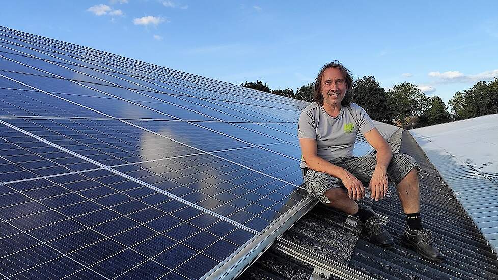 Varkenshouder Jan Vogels uit Erp op zijn staldak vol zonnepanelen