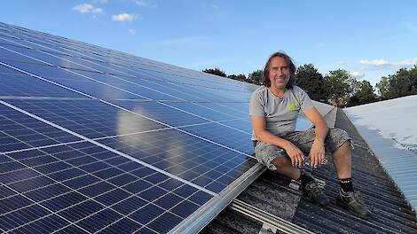 Varkenshouder Jan Vogels uit Erp op zijn staldak vol zonnepanelen