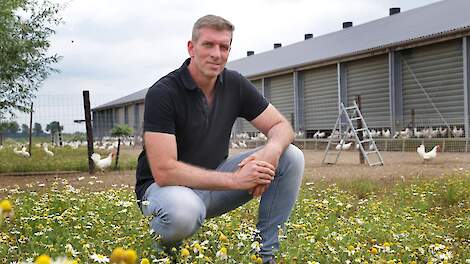 Willem van Mourik in de uitloop op zijn biologisch legpluimveebedrijf