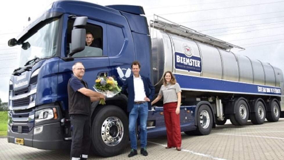 Mart de Waard, eigenaar van Danmel Transport. Mark Paauw, manager veehouderijzaken & transport bij CONO Kaasmakers. Grietsje Hoekstra, duurzaamheidsmanager bij CONO Kaasmakers.