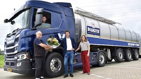 Mart de Waard, eigenaar van Danmel Transport. Mark Paauw, manager veehouderijzaken & transport bij CONO Kaasmakers. Grietsje Hoekstra, duurzaamheidsmanager bij CONO Kaasmakers.