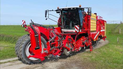 Aardappelen rooien met GRIMME Varitron 270 TerraTrac en inschuren. Van Veen Agro Uithuizermeeden.